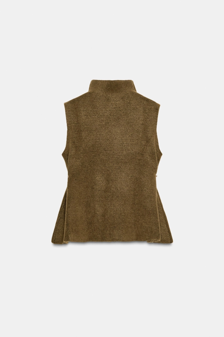 Асимметричный топ из трикотажа с аппликациями по бокам