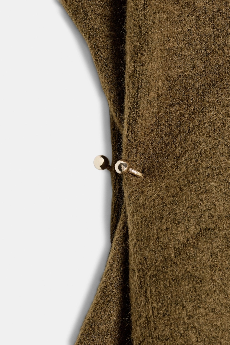 Асимметричный топ из трикотажа с аппликациями по бокам