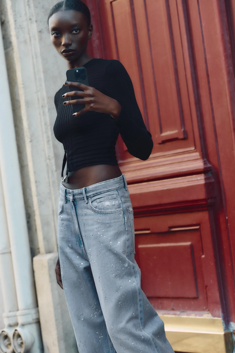 Топ с рельефным трикотажем и аппликацией