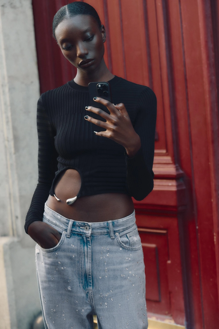 Топ с рельефным трикотажем и аппликацией