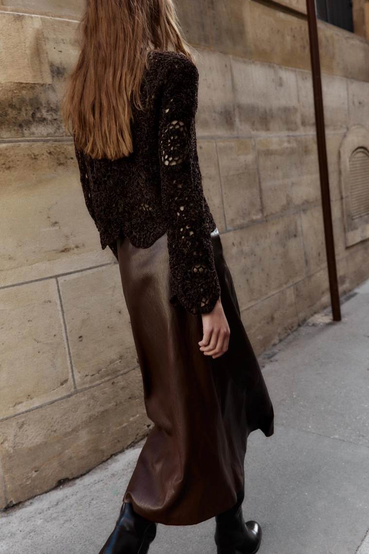 Топ с длинным вязаным рукавом