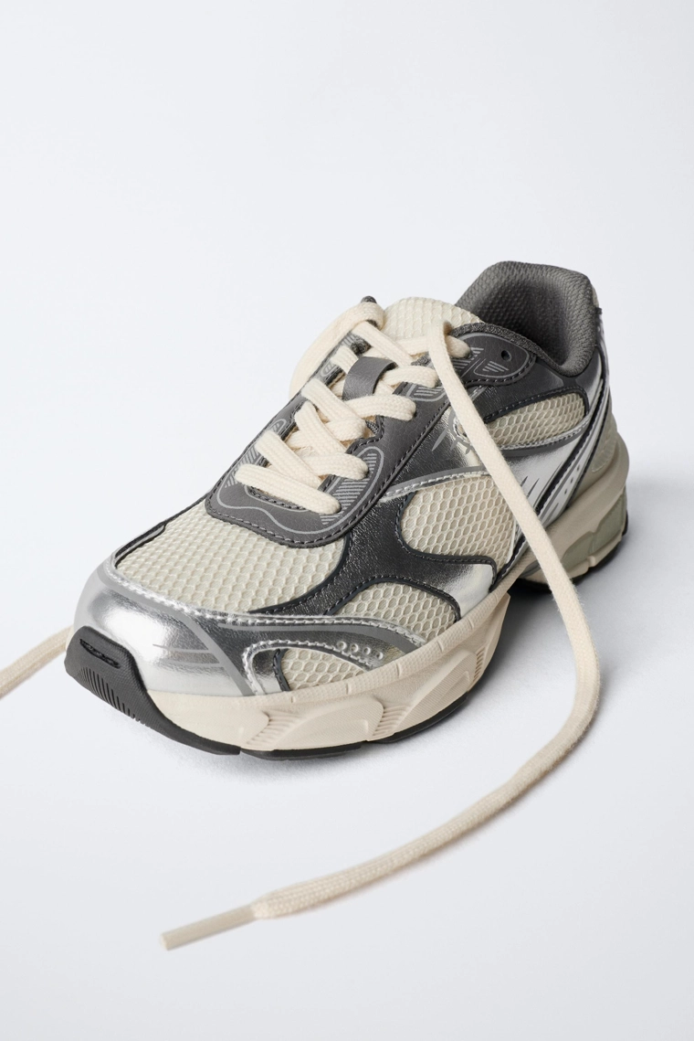 Спортивные кроссовки из сетчатого материала