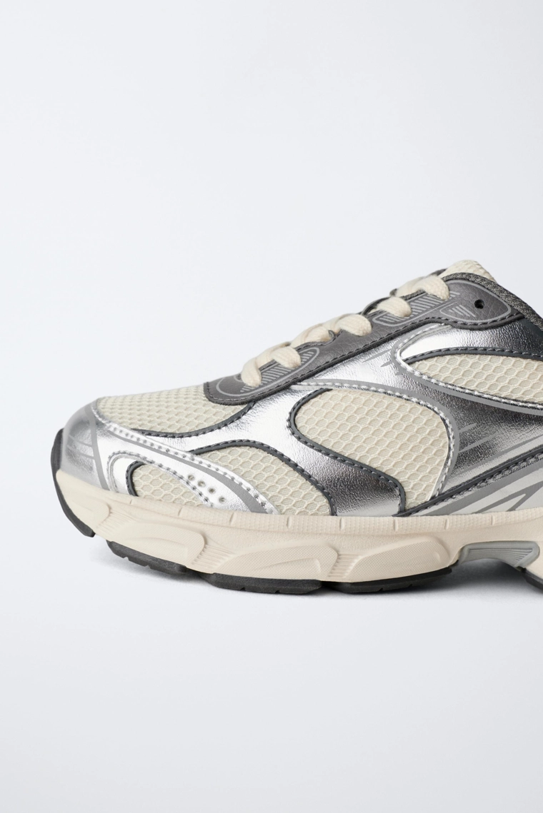 Спортивные кроссовки из сетчатого материала