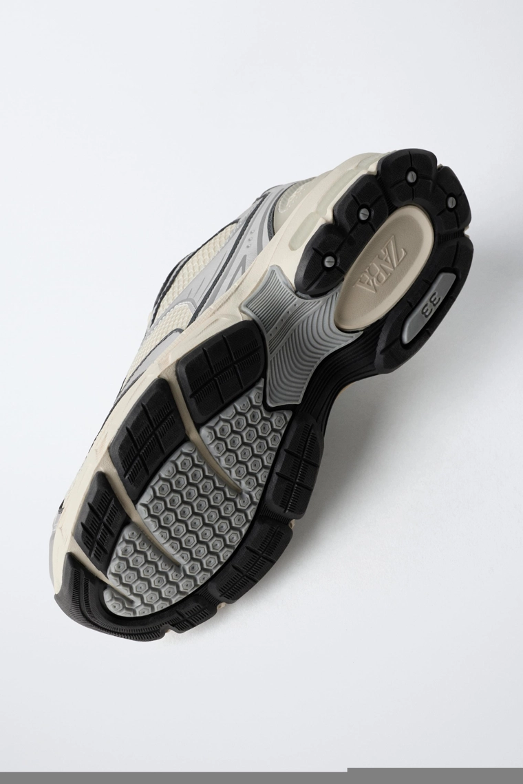 Спортивные кроссовки из сетчатого материала