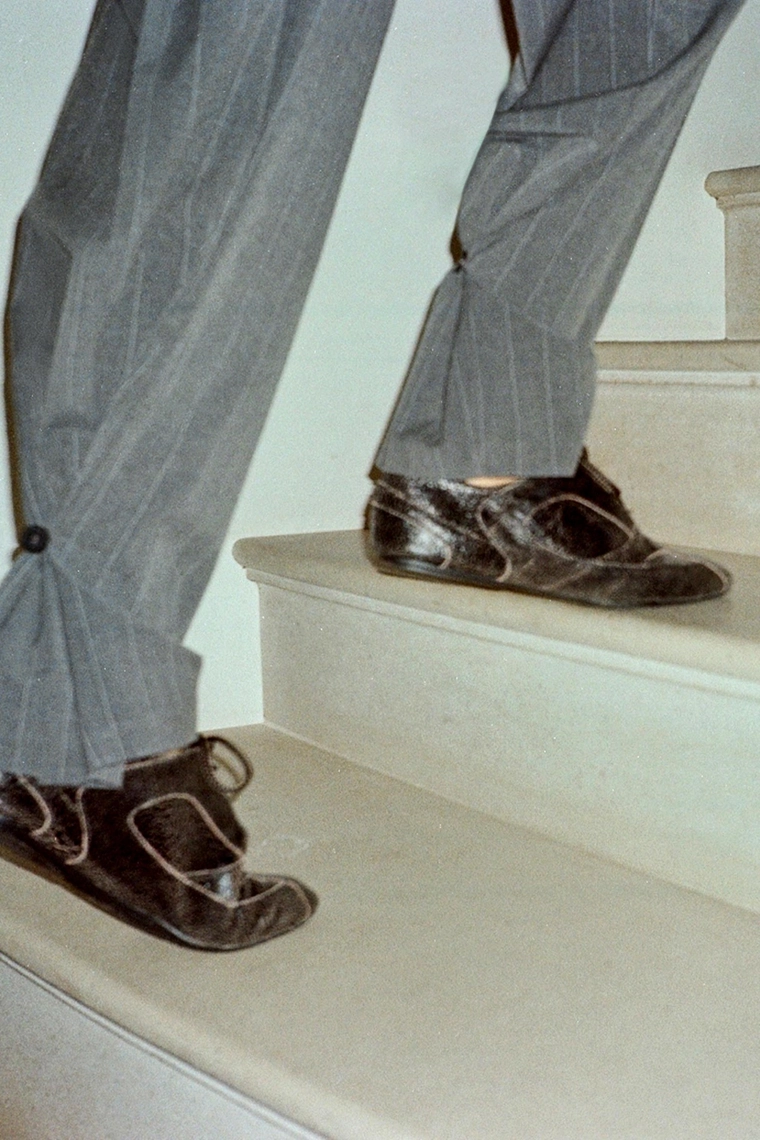 Брюки с запонами и пуговицами на низу