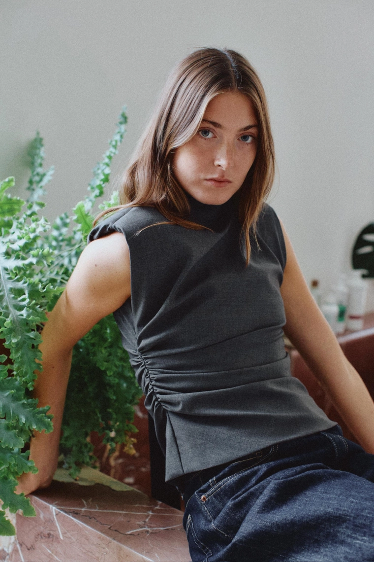 Топ с накладными плечиками