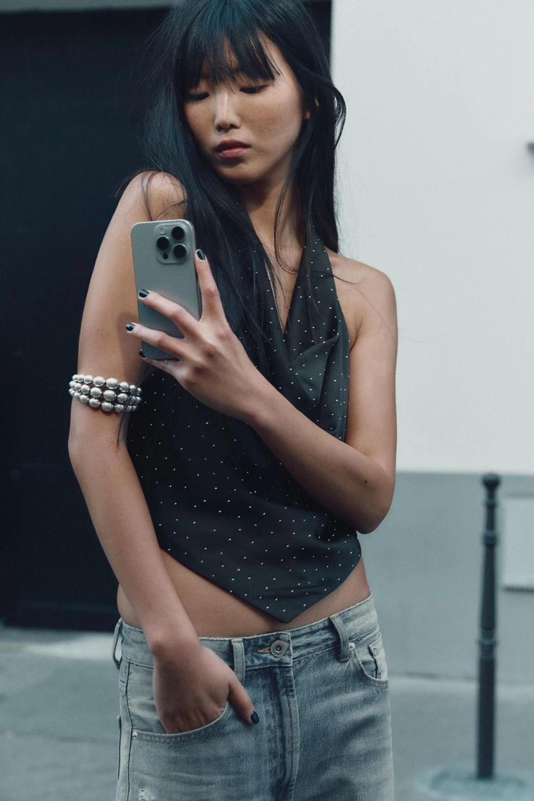 Топ на шее из атласа с камнями