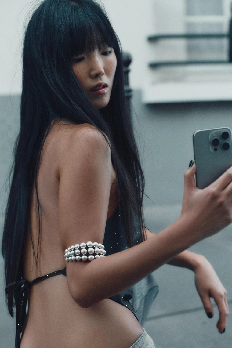 Топ на шее из атласа с камнями