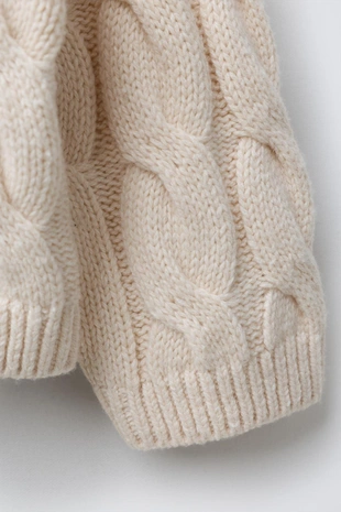 Свитер с узором «косы» и кружевным воротником- Заказать в России