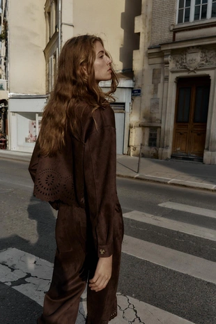 Куртка из искусственной замши с перфорированным низом- Заказать в России