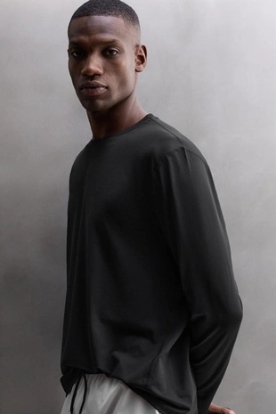 Базовая футболка с длинными рукавами из высокотехнологичной ткани- Заказать в России