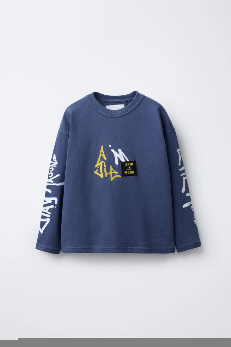 Футболка с деталями граффити