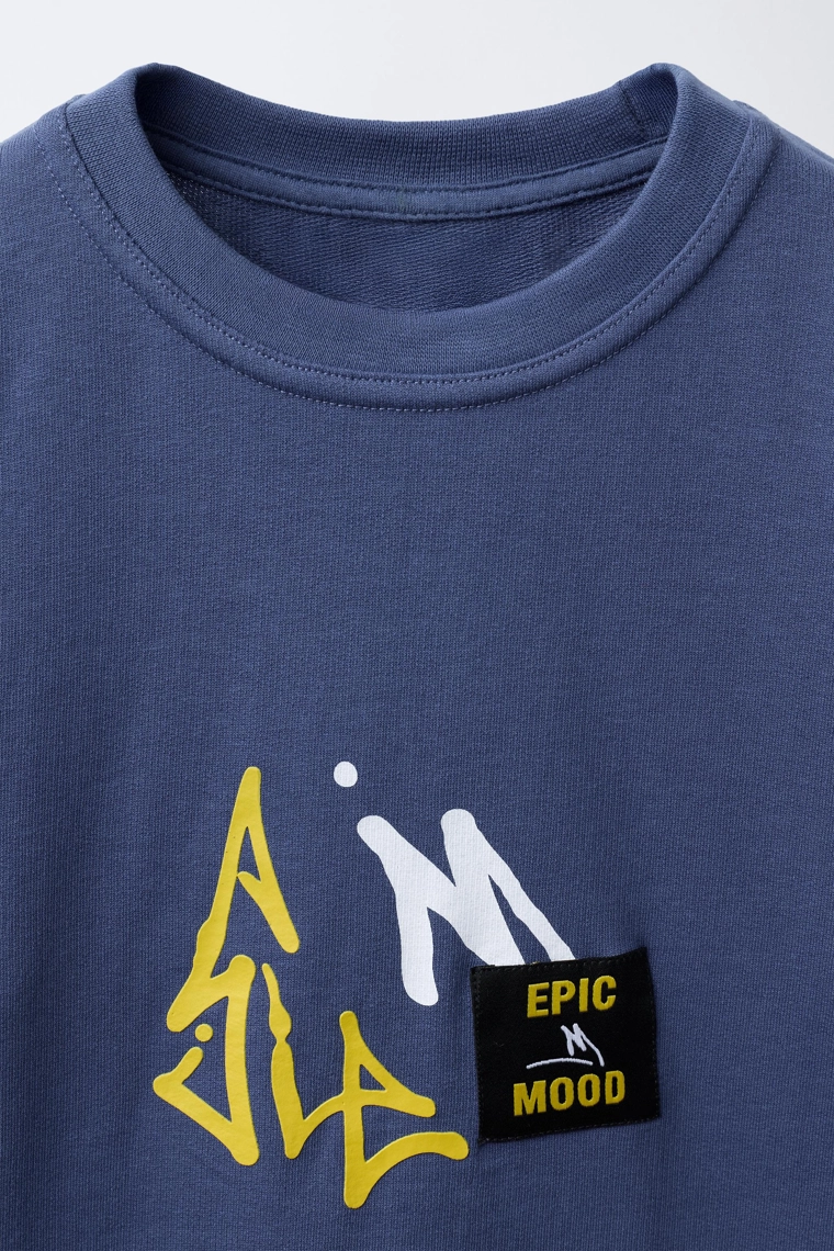 Футболка с деталями граффити