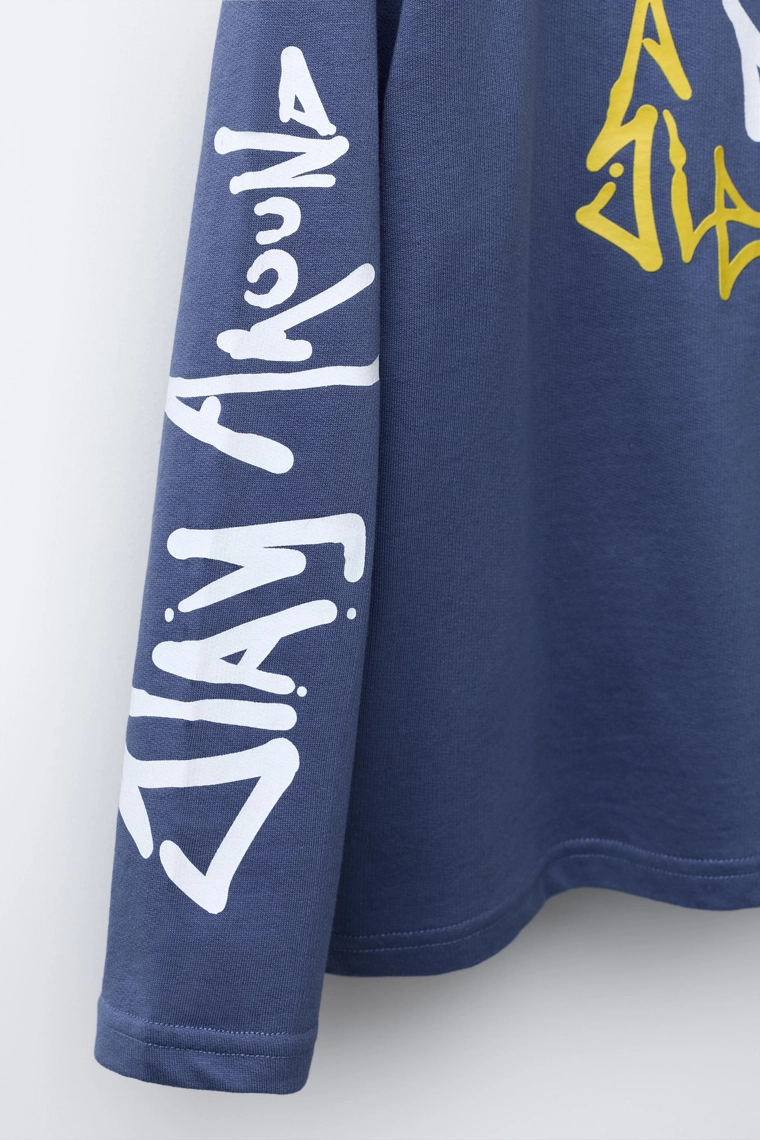 Футболка с деталями граффити