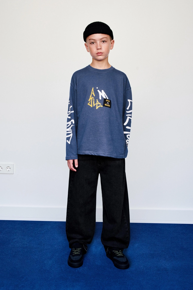 Футболка с деталями граффити