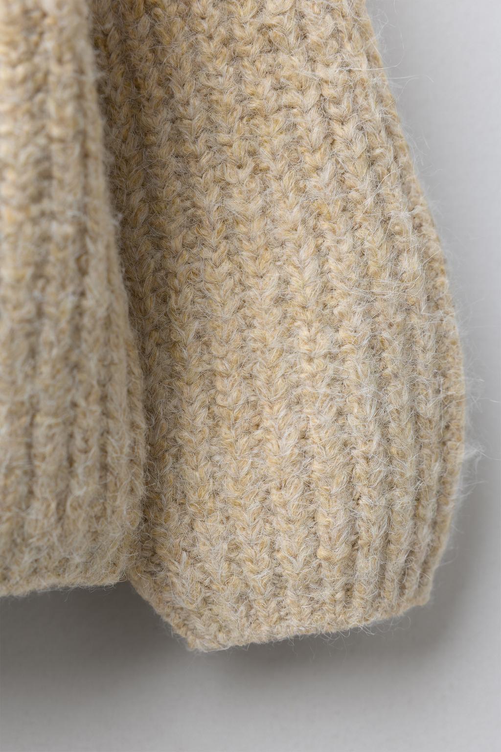 ВЯЗАНЫЙ КАРДИГАН С НАВЕСНЫМИ ПЕТЛЯМИ