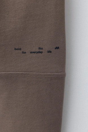 Брюки из мягкой ткани прямого кроя с рельефным логотипом- Заказать в России