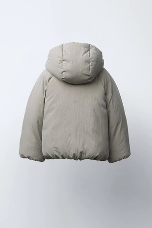Стеганое пальто с капюшоном и рельефным логотипом- Заказать в России