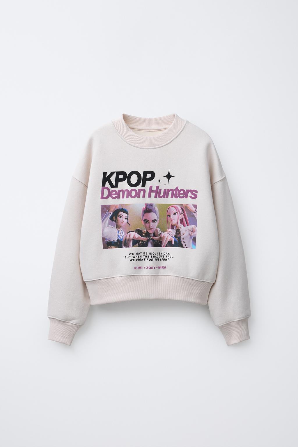 ТОЛСТОВКА С ПРИНТОМ K-POP DEMON HUNTERS™ NETFLIX ©