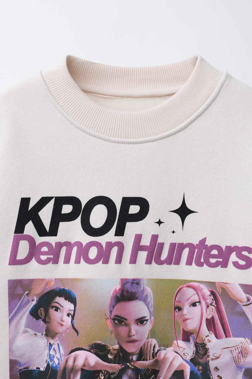 ТОЛСТОВКА С ПРИНТОМ K-POP DEMON HUNTERS™ NETFLIX ©