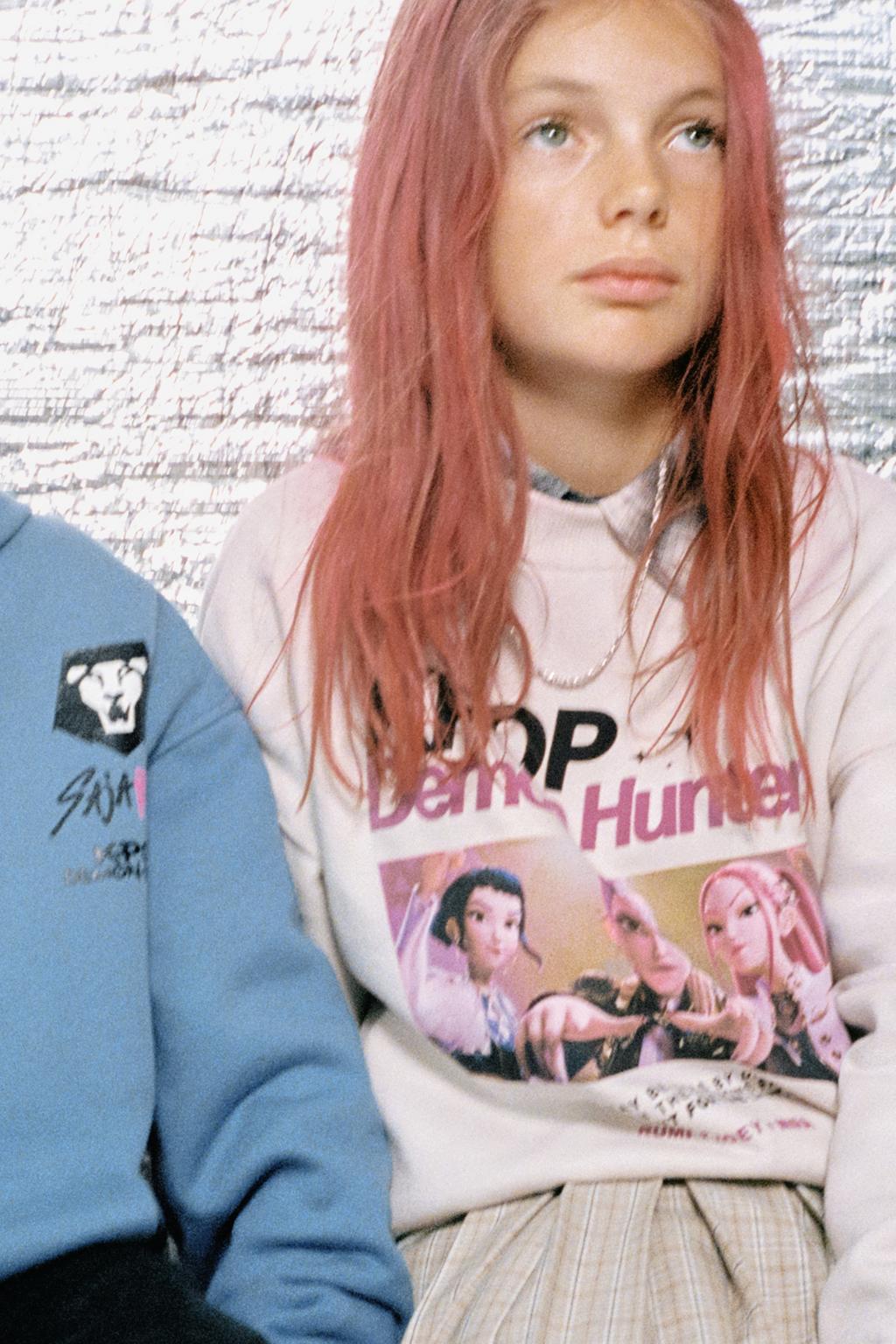 ТОЛСТОВКА С ПРИНТОМ K-POP DEMON HUNTERS™ NETFLIX ©