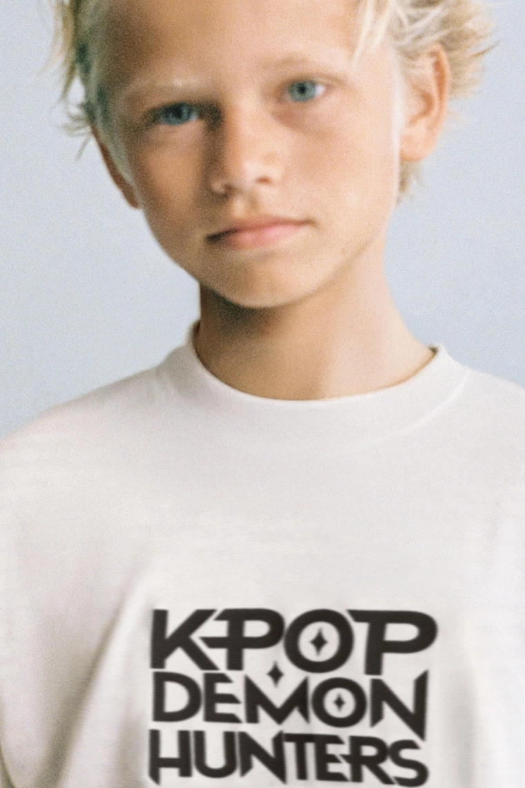 Футболка с принтом kpop demon hunters™ netflix ©