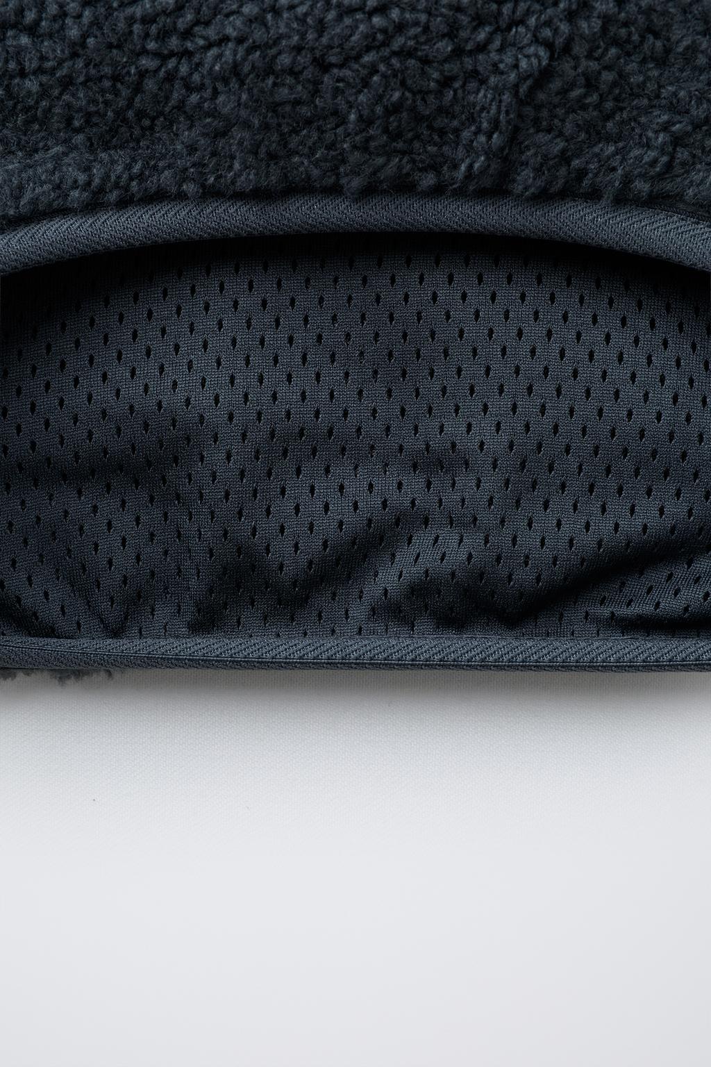 ДЖЕМПЕР ИЗ ИСКУССТВЕННОЙ ОВЧИНЫ С РЕЗИНОВЫМ ЛОГОТИПОМ