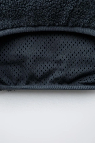 Джемпер из искусственной овчины с резиновым логотипом- Заказать в России