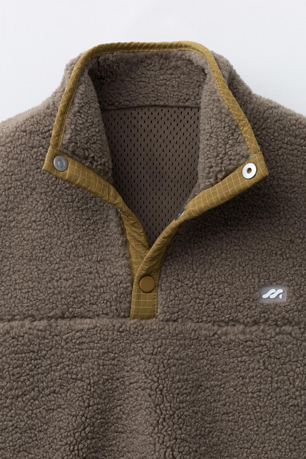 ДЖЕМПЕР ИЗ ИСКУССТВЕННОЙ ОВЧИНЫ С РЕЗИНОВЫМ ЛОГОТИПОМ