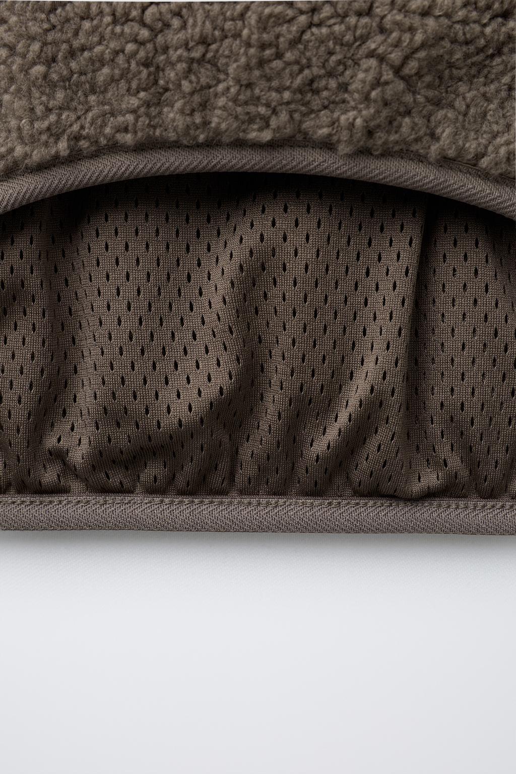 ДЖЕМПЕР ИЗ ИСКУССТВЕННОЙ ОВЧИНЫ С РЕЗИНОВЫМ ЛОГОТИПОМ