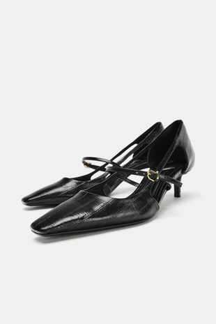 Туфли на каблуке с рельефным узором и боковыми вырезами- Заказать в России