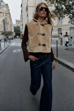 Жилет из искусственной овчины с застежками-тоггл- Заказать в России