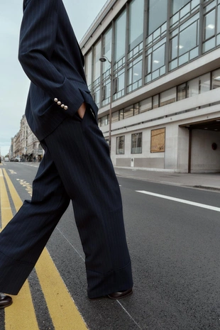 Брюки в тонкую полоску с ремнем- Заказать в России