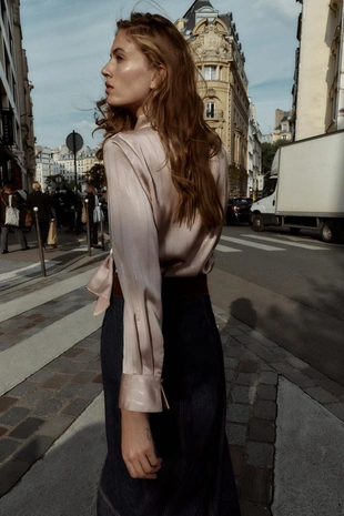 Блуза с золотистыми деталями и блестящей нитью- Заказать в России