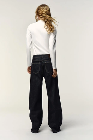 Футболка с воротником-стойкой и брошью- Заказать в России