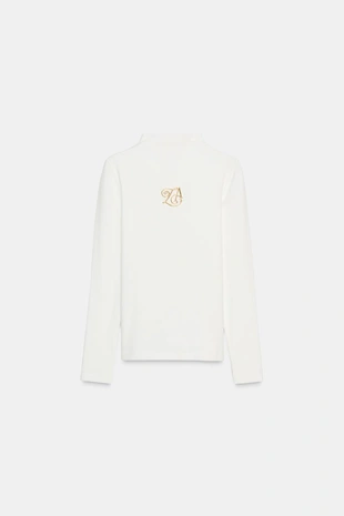 Футболка с воротником-стойкой и брошью- Заказать в России