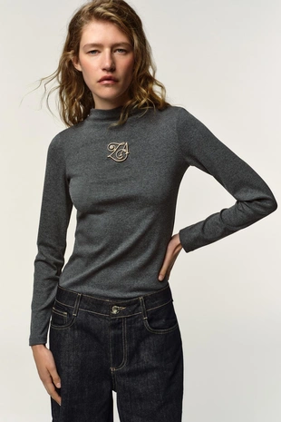 Футболка с воротником-стойкой и брошью