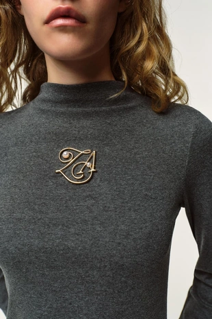 Футболка с воротником-стойкой и брошью