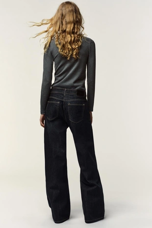 Футболка с воротником-стойкой и брошью