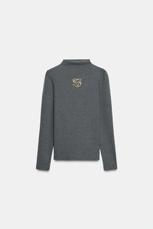 Футболка с воротником-стойкой и брошью- Заказать в России