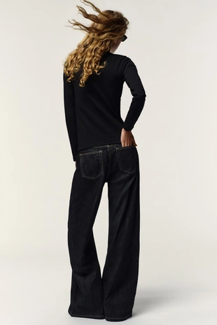 Футболка с воротником-стойкой и брошью