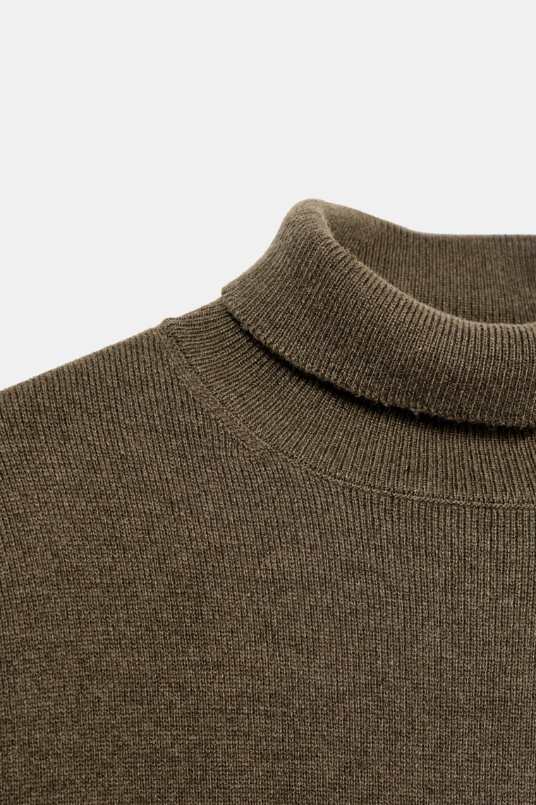 Джемпер на высоком воротнике из шерсти oversized