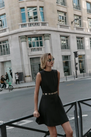 Мини-платье с золотым ремнем- Заказать в России