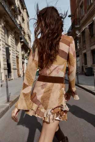 Мини-платье с принтом пэчворк и ремнем- Заказать в России