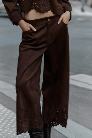 Брюки-кюлоты из искусственной замши с перфорированным низом- Заказать в России