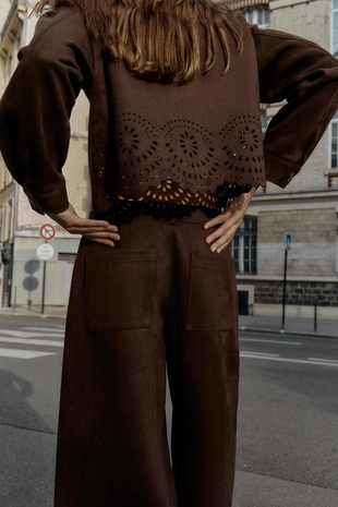 Брюки-кюлоты из искусственной замши с перфорированным низом- Заказать в России