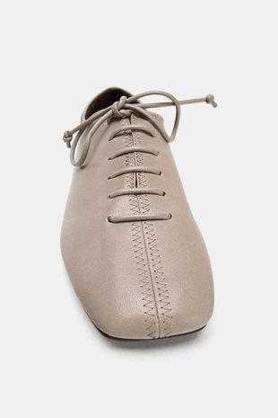 Кожаные туфли на плоской подошве со шнуровкой- Заказать в России