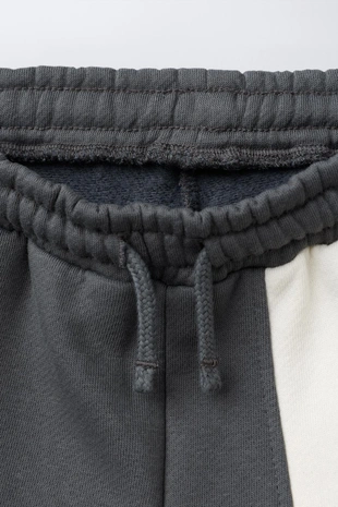 Брюки-джоггеры в стиле колор-блок с нашивкой- Заказать в России