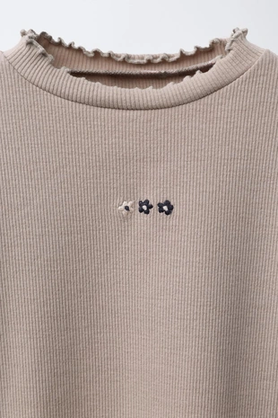 Футболка в рубчик с вышивкой