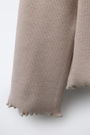 Футболка в рубчик с вышивкой